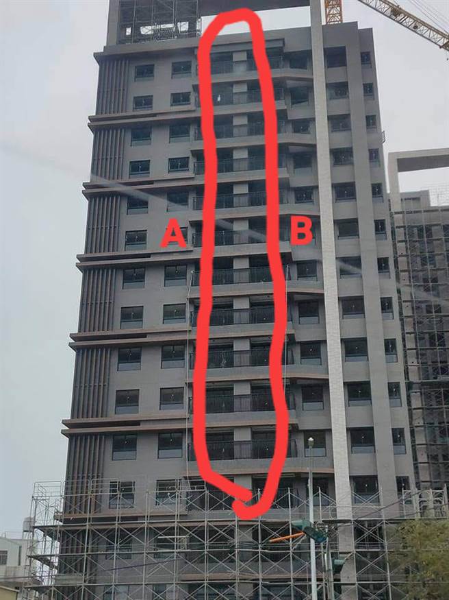 有网友好奇一栋大楼阳台相邻的设计，有被隔壁户闯入之虞，引起热议。（图／翻摄脸书社团买房知识家（A你的Q））