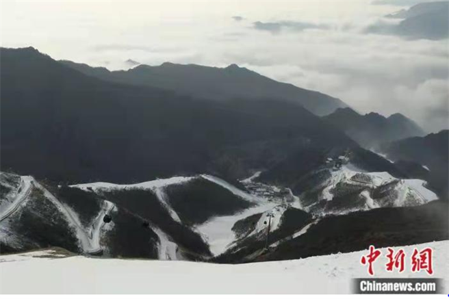 北京市延庆区，长城脚下、妫水之滨的小海陀山上，大陆国家高山滑雪中心依山而建。从海拔2198米的山巅向下俯瞰，国家高山滑雪中心「雪飞燕」7条雪道犹如白色瀑布，由山顶向山谷蜿蜒「流淌」。（中新社图）
