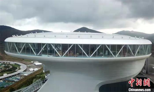 「雪如意」顶部的顶峰俱乐部。(中新社图）
