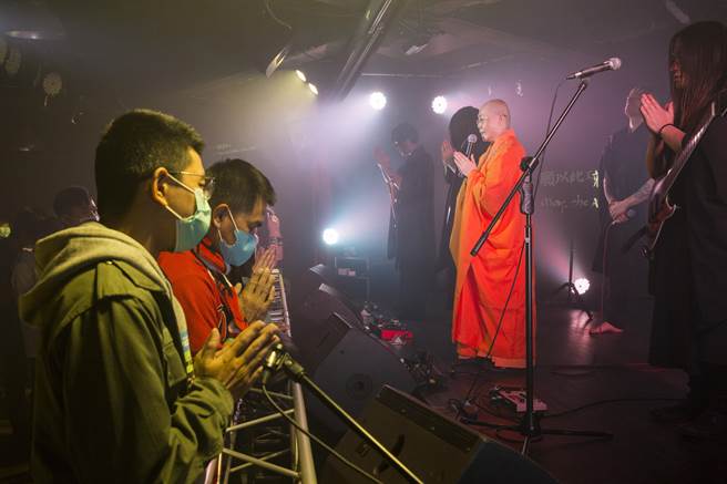 妙本法師（右二）加入達摩樂團演出，她領唱佛教梵唄，台下歌迷與團員都跟著合掌唱誦。（黃子明攝）