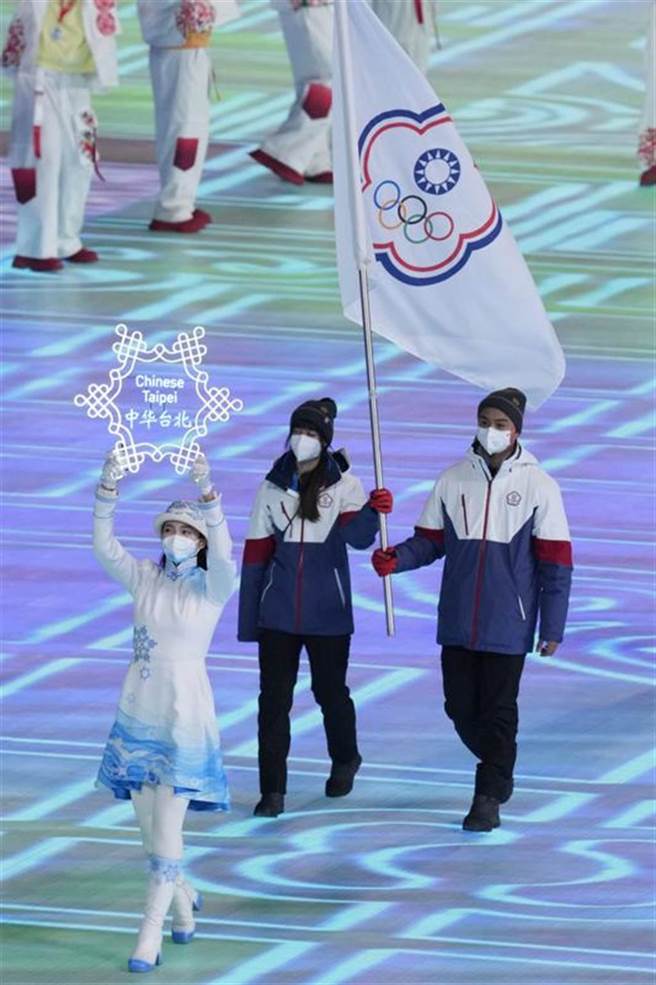 中華冬奧代表團由掌旗官黃郁婷（中）、何秉睿手持奧會會旗入場。（美聯社）
