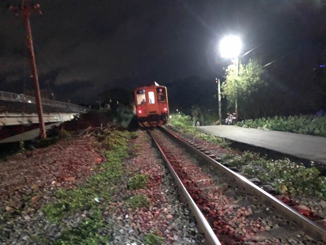 台鐵內灣支線4日晚間發生意外，一名民眾遭列車撞擊送醫。（翻攝照片）
