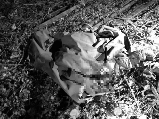 台鐵內灣支線4日晚間發生意外，一名民眾遭列車撞擊送醫。（翻攝照片）