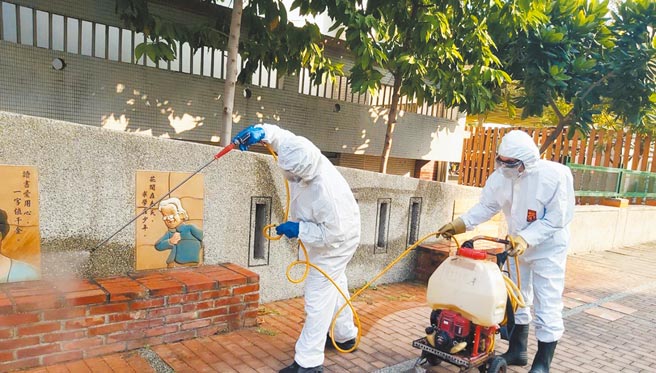 高雄市环保局人员在社区邻里进行清消工作。（高雄市环保局提供／石秀华高雄传真）