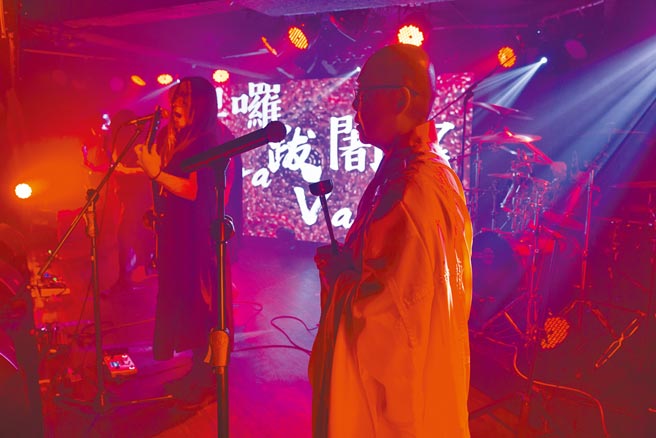 达摩乐团演唱内容全部为佛教咒语，邀请妙本法师（右）同台唱诵佛教梵呗，两者结合成为独特的音乐风格。摄影／黄子明