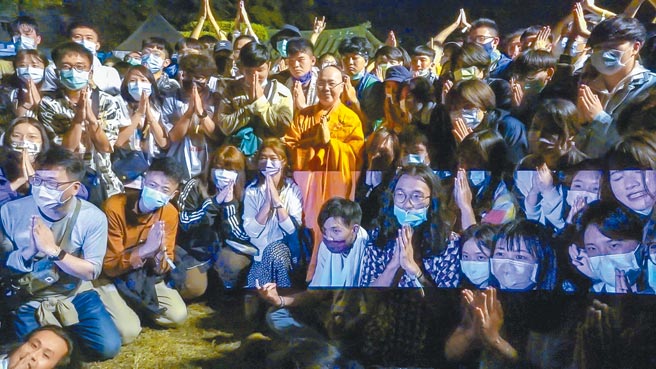 达摩乐团与妙本法师（中）组合演出，颇受年轻歌迷欢迎，演出后经常遭大批歌迷包围要求合影，大家都跟着做出合掌手势。摄影／黄子明