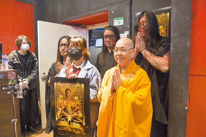 妙本法师（前右）加入达摩乐团演出，颇受年轻歌迷欢迎，也一起合制海报举办签名会，团员签名后与歌迷合影。摄影／黄子明