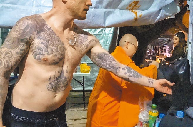 到外地户外演出，换装化妆空间相对简陋狭窄，妙本法师与达摩乐团成员演出服装简单，也各有因应之道，并未造成困扰。摄影／黄子明