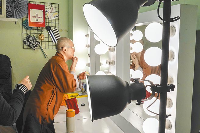 有别于达摩乐团重金属演出强烈上妆风格，妙本法师只是擦上护唇膏。摄影／黄子明