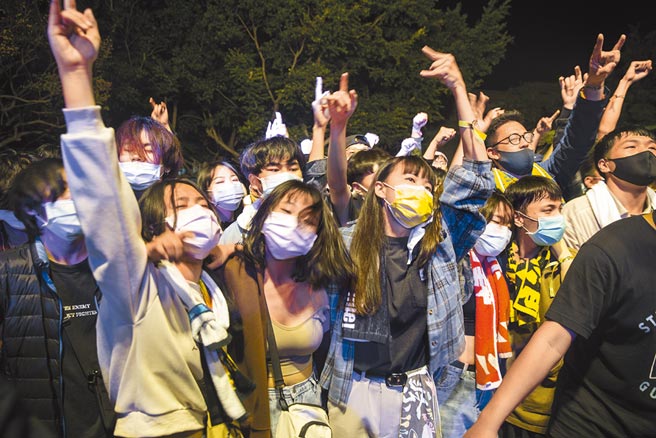 达摩乐团演出时，台下年轻歌迷神色陶醉跟着摇摆起舞。摄影／黄子明