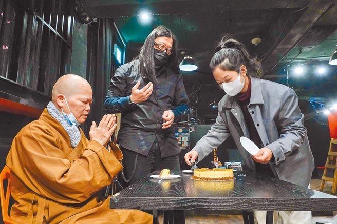 达摩乐团结合咒语与梵呗的初始构想，Jack曾与禅松法师（左）讨论，首场演出禅松更上台领唱梵呗，她13日生日，Jack特地为她庆生。摄影／黄子明