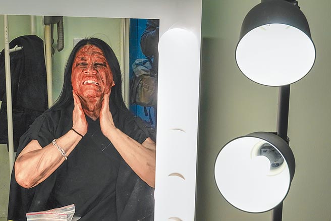 Jack（董耀中）担任团长兼鼓手，是达摩乐团灵魂人物，演出前自己化妆。摄影／黄子明