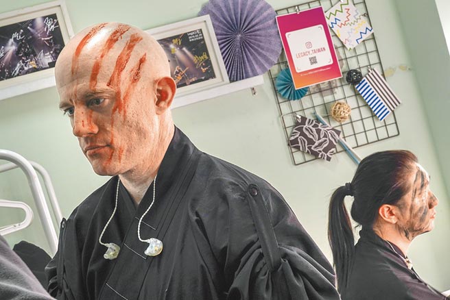 达摩乐团加拿大籍主唱Joe（左）为演唱佛教咒语音乐，还因此举办佛教皈依仪式。摄影／黄子明