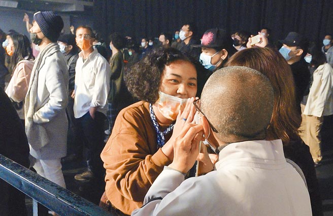 许多佛教徒也爱听重金属，达摩乐团演出时，歌迷看见现场妙本法师的佛教友人，立即趋前合掌致意。摄影／黄子明