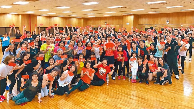 潘若迪（中）在农历年前的最后一堂课，会给健身房学员们发红包讨喜气。（艾迪升传播提供）