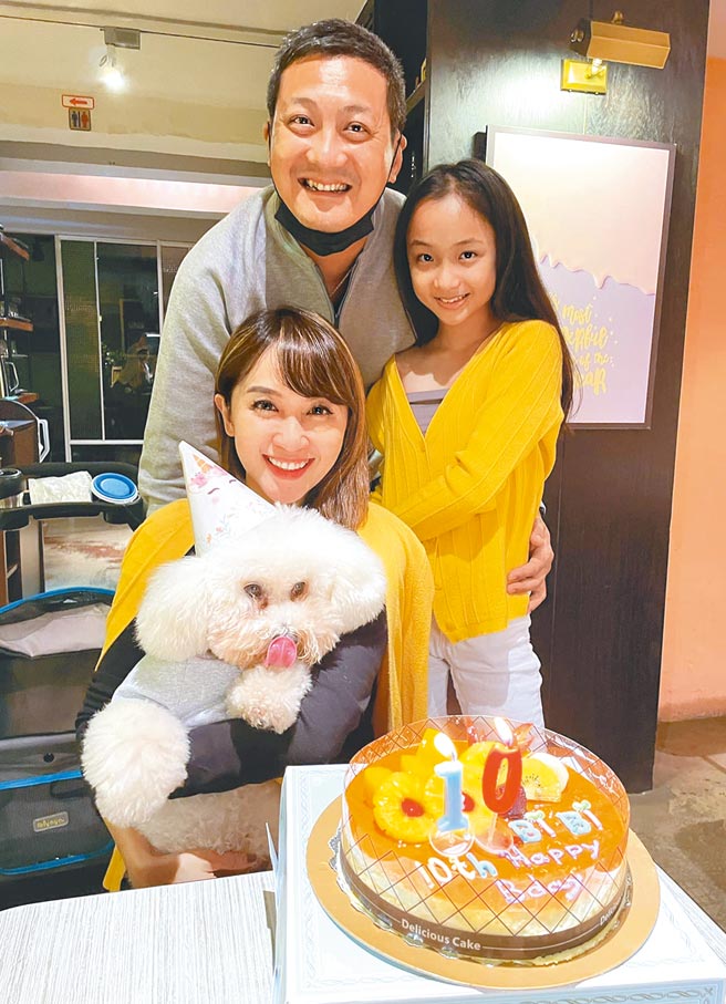 蔡逸帆（前）和老公、女儿一家三口和乐融融。（艾迪升传播提供）
