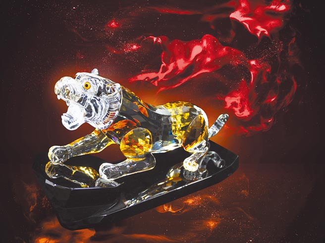 LOTUS福王，长46公分大尺寸纯手工切割晶透亮泽，摆饰含底座限量4件，16万8000元。（旺代提供）