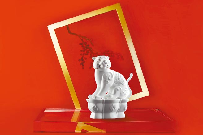 八方新气虎年达观系列「达观」，虎身上虎纹幻化为水与火的形象，象徵热情与睿智，鼓励以成熟的心智面向生命，无论成败，有过努力有过坚持，就能端坐莞薾安然，豁达于江湖。（八方新气提供）