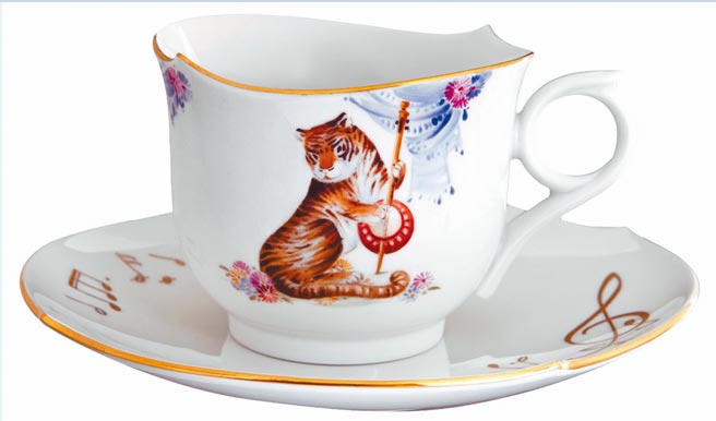 德国麦森瓷器的虎啸雄风生肖杯，麦森艺术家安德斯贺腾以幽默笔法将十二生肖化身顶尖乐队演奏家，价格店洽。（国裕提供）