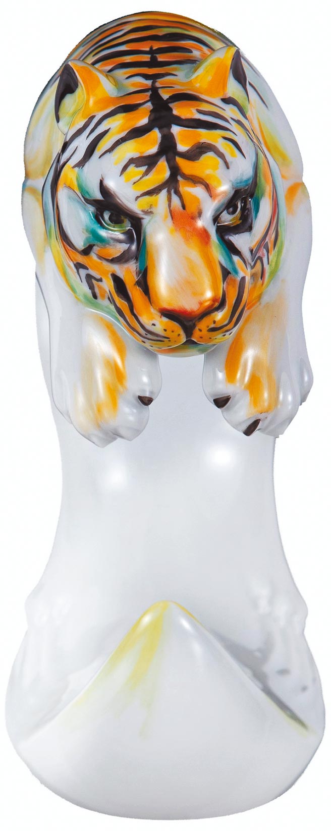 德国麦森瓷器的虎跃千山瓷偶，麦森瓷器艺术家玛丽亚华特，以12生肖渡河竞赛的传说为题进行创作，价格店洽。（国裕提供）