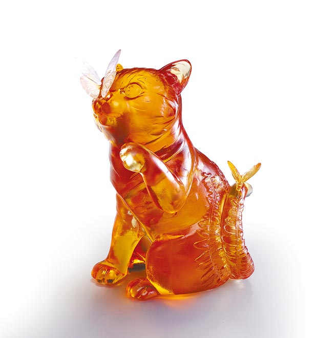 tittot琉园无二风范系列─耄耋悠然，作品关注台湾保育动物石虎，将石虎代表性斑纹都仔细雕塑出来，并于背上装饰蕨类纹理，表达其在山林自在生活、自然万物能生生不息的模样。（tittot琉园提供）