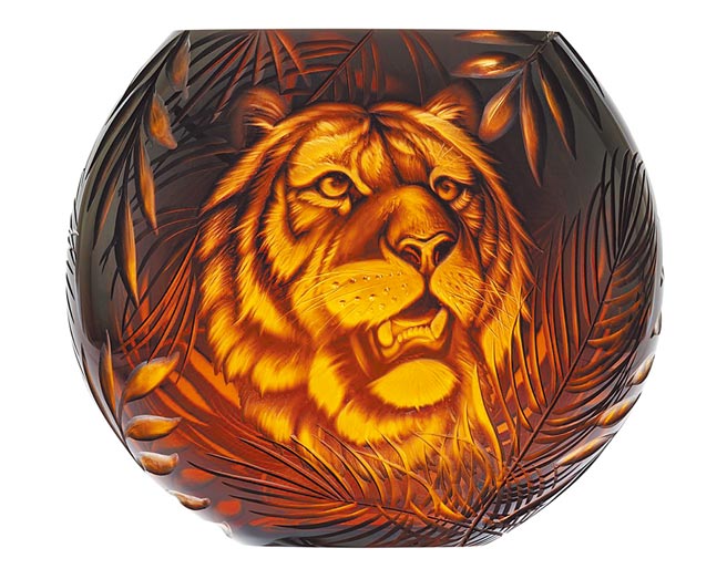 捷克摩瑟水晶卧虎藏龙花瓶，摩瑟水晶雕刻家史沃博达以精湛技艺，呈现猛虎威武气势，价格店洽。（国裕提供）