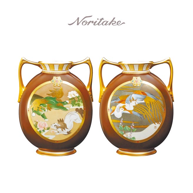Noritake白虎朱雀花瓶，彩绘大师冈田正已，集结彩绘、半球盛、金彩、Tataki轻拍工法等独家技法，将灵兽白虎及朱雀手绘于花瓶两面，47万2000元。（旺代提供）