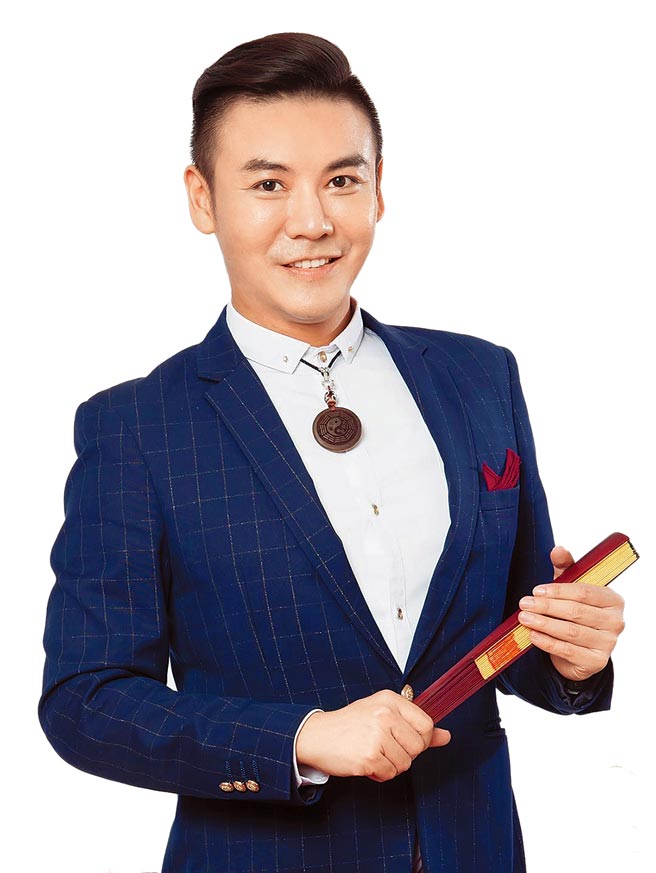 開運美相達人邱聖文分析虎年星座開運色。（邱聖文提供）