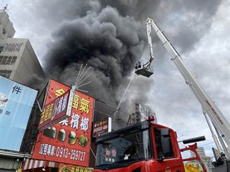 影》開工日炸排骨釀禍！台中餐廳氣爆竄黑煙 火燒鐵皮屋全塌陷