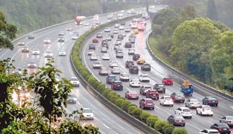 北返車潮高峰過 今小塞明順暢