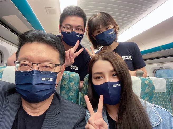 中广董事长赵少康（左）与小编群。（图／取自脸书「康编碎碎念」）