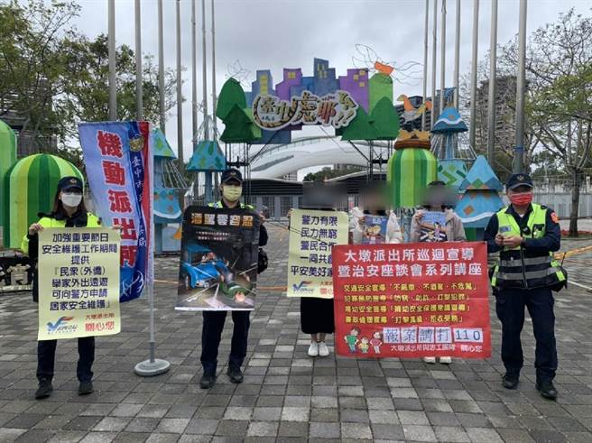 員警設置機動派出所執行反詐騙、交通安全宣導，更貼近民眾。（警方提供）