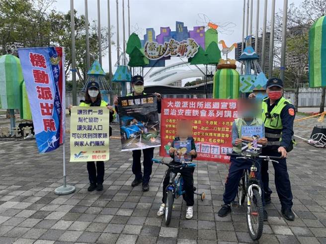 員警設置機動派出所執行反詐騙、交通安全宣導，更貼近民眾。（警方提供）