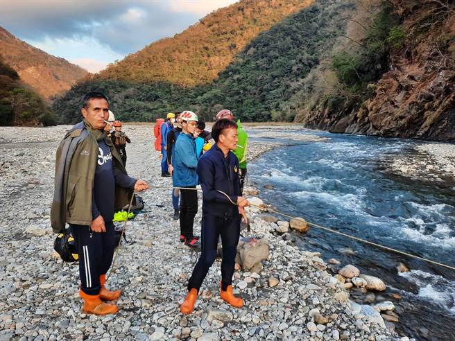 1名妇人在苗栗县泰安乡象鼻村大安溪上游失足落水失踪，苗栗县消防局人员及部落原青出动搜救中。（读者提供／谢明俊苗栗传真）