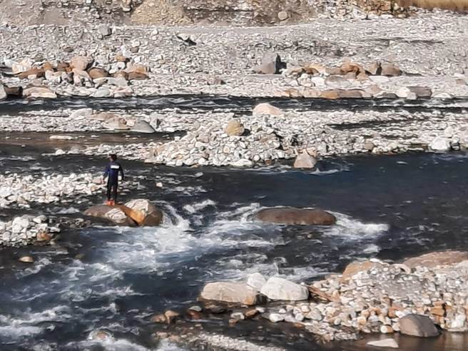 1名妇人在苗栗县泰安乡象鼻村大安溪上游失足落水失踪，苗栗县消防局人员及部落原青出动搜救中。（读者提供／谢明俊苗栗传真）