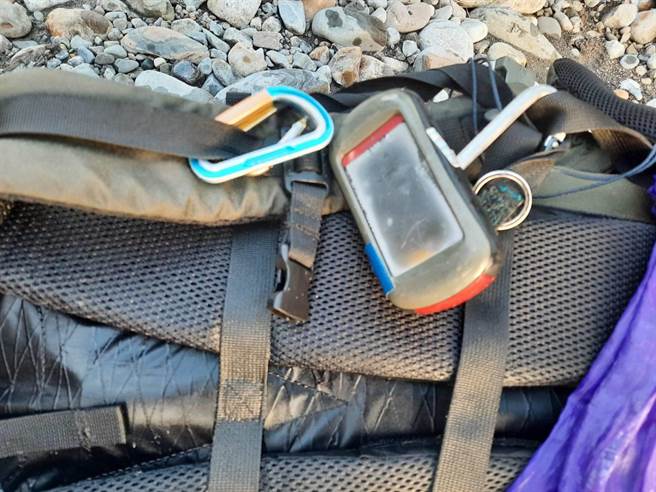 1名妇人在苗栗县泰安乡象鼻村大安溪上游失足落水失踪，苗栗县消防局人员及部落原青出动搜救，目前只搜获妇人背包。（读者提供／谢明俊苗栗传真）