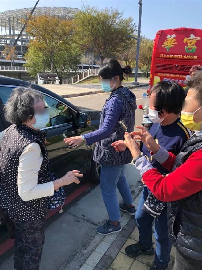 警方接獲民眾報案，稱其家人在西屯區中央公園走失，在警方的積極尋找下終於讓民眾團聚。（警方提供）