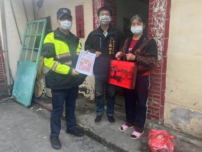 農曆春節期間，協和派出所員警，依舊秉持著促進人民福利的警察價值，特別準備了豐富的物資走入社區探訪轄內弱勢民眾，叮嚀長者天冷要做好保暖工作。(警方提供)