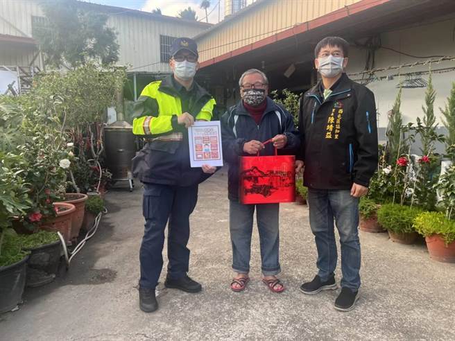 農曆春節期間，協和派出所員警，依舊秉持著促進人民福利的警察價值，特別準備了豐富的物資走入社區探訪轄內弱勢民眾，叮嚀長者天冷要做好保暖工作。(警方提供)