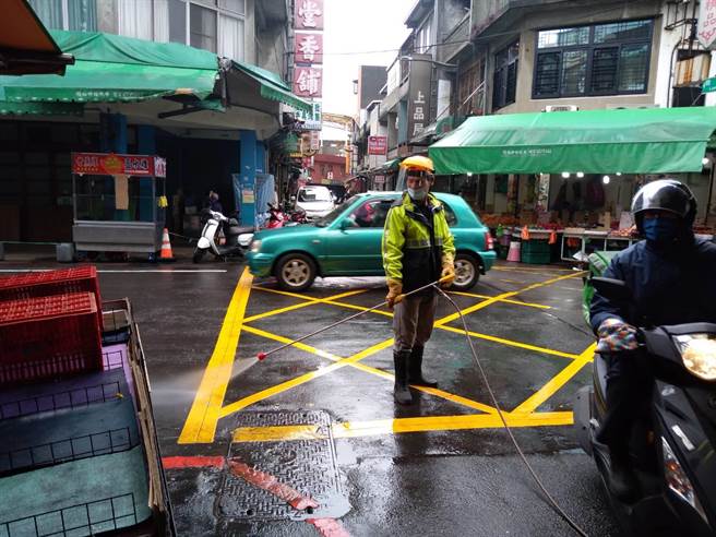 有确诊者曾在龙潭市场摆摊，桃园市环保局紧急前往清消。（环保局提供）
