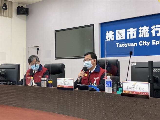 桃園市政府大樓日前曾發生大同公司駐點外包工程師確診，桃園市長鄭文燦5日主持防疫會議表示，市府同仁6、7日上班前，要完成第2次快篩。(市府提供)