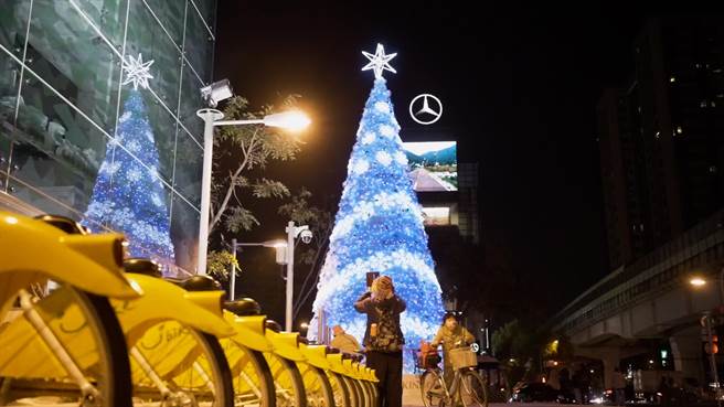 台中市府團隊於捷運市府站、陽明市政大樓等地，推出夜間光環境布置，讓台中全城亮起來。（台中市觀旅局提供／王文吉台中傳真）