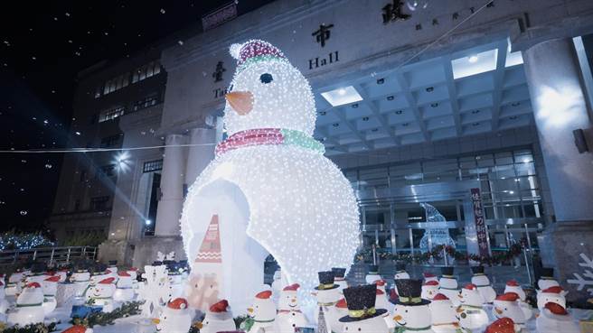 台中市府團隊於捷運市府站、陽明市政大樓等地，推出夜間光環境布置，讓台中全城亮起來。（台中市觀旅局提供／王文吉台中傳真）