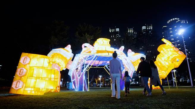 台中市府團隊於捷運市府站、陽明市政大樓等地，推出夜間光環境布置，讓台中全城亮起來。（台中市觀旅局提供／王文吉台中傳真）