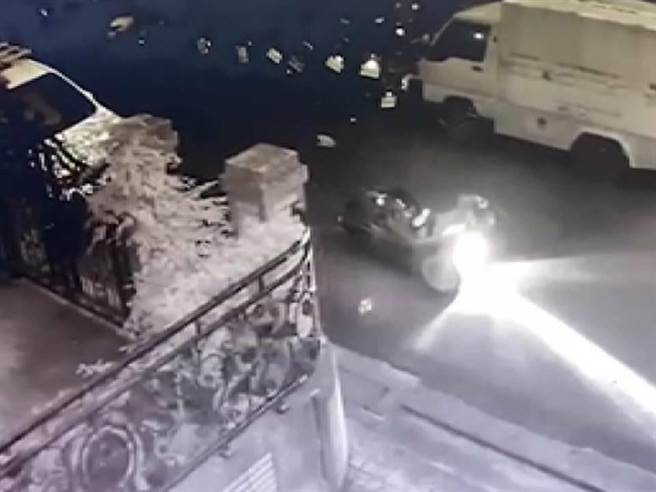 桃园市桃园区4日61岁邱姓女妇女酒后骑车返家，疑似不胜酒力，连撞路边2台汽车、8辆机车。(翻摄照片)