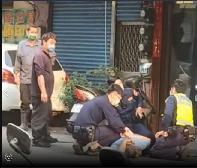 警方将持菜刀抢彩券行的杨姓男子压制制伏在地后送办。（翻摄照片／石秀华高雄传真）
