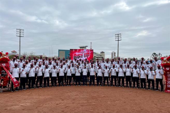 乐天桃猿5日在嘉义县立棒球场开训。（毛琬婷摄）