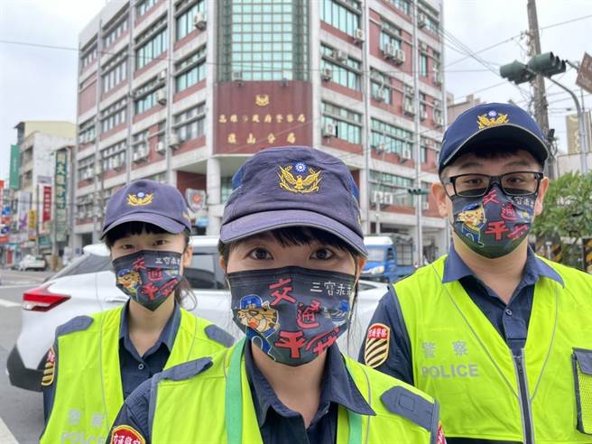 旗山警分局交通分队警员卓筠（中）利用自己手绘漫画的特长，亲手绘制交安防疫口罩，提醒民眾加强防疫。（警方提供／林瑞益高雄传真）