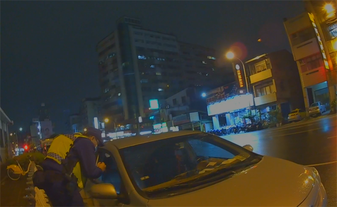 台中市警察局第三分局立德派出所获报东区台中路段有车辆没有关窗户，员警到场发现该部银色自小客车副驾驶座的车窗未关，车内已湿了大半。（台中市第三分局提供／冯惠宜台中传真）