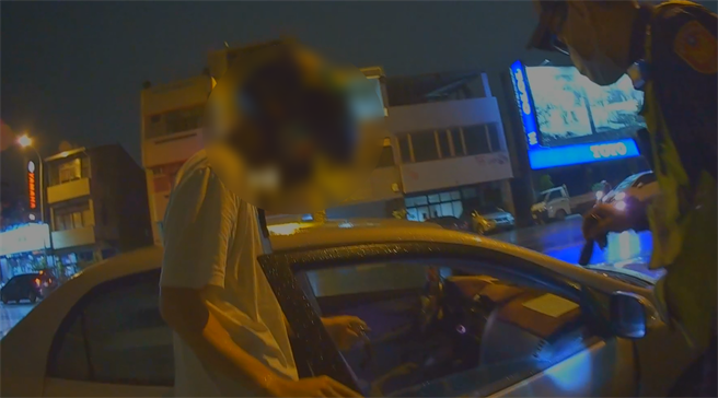 邱姓男子一听到员警通知车窗未关，不顾外头天气寒冷还下着雨，穿着短袖就从住处骑机车赶到现场，确认是自己一时糊涂忘记关窗户（台中市第三分局提供／冯惠宜台中传真）